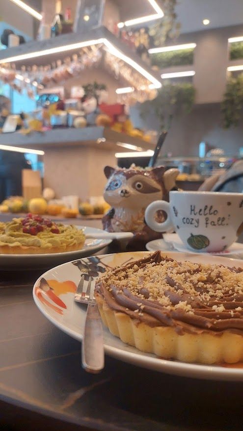 Fancy cupcakes and hot chocolate at Breadway decorated with elegant French style for every season