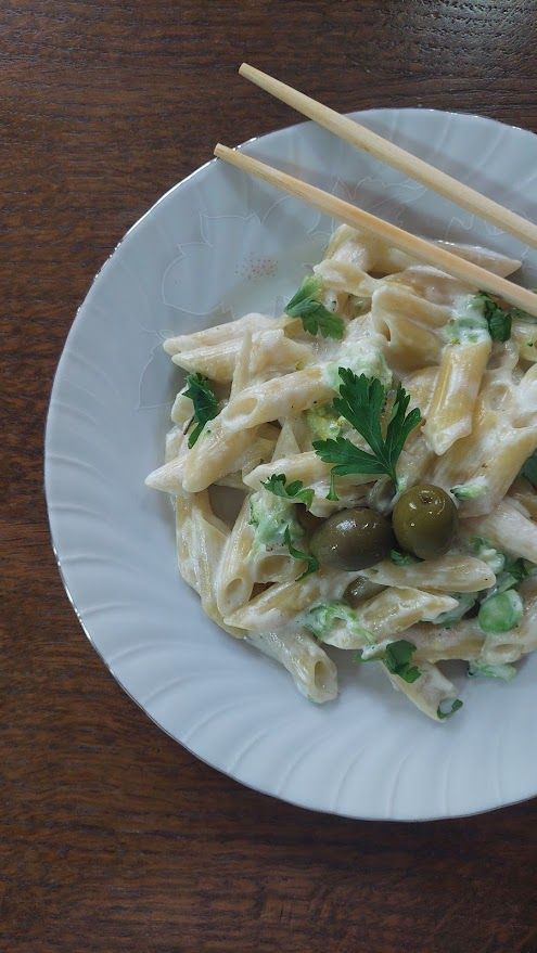 A close-up of the creamy macaroni with broccoli showing the seductive texture and rich sauce