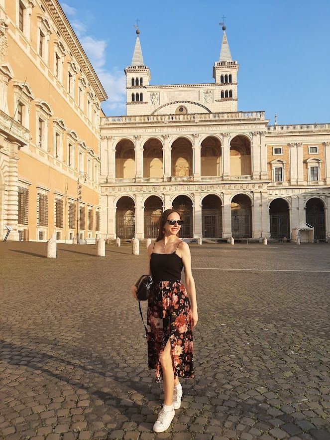 Summer wardrobe inspiration for her with flowing fabrics and colors that radiate summer energy