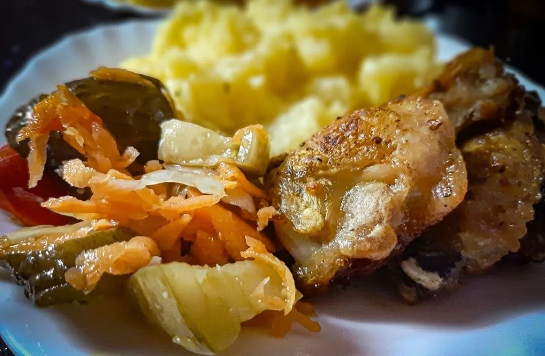 IT’S HARD TO RESIST: MASHED POTATOES WITH CHICKEN WINGS!