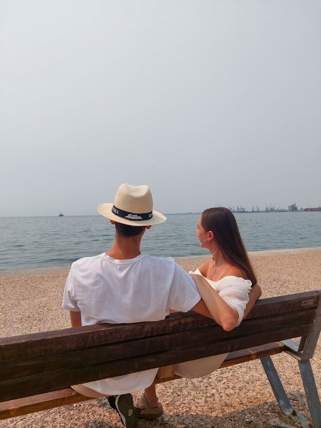 A couple enjoying their last moments in Thessaloniki by the seaside with unforgettable memories
